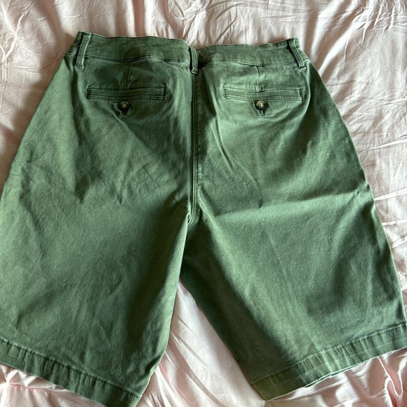 Tommy Bahama women’s Bermuda walking shorts size 10. Olive - Picture 3 of 5